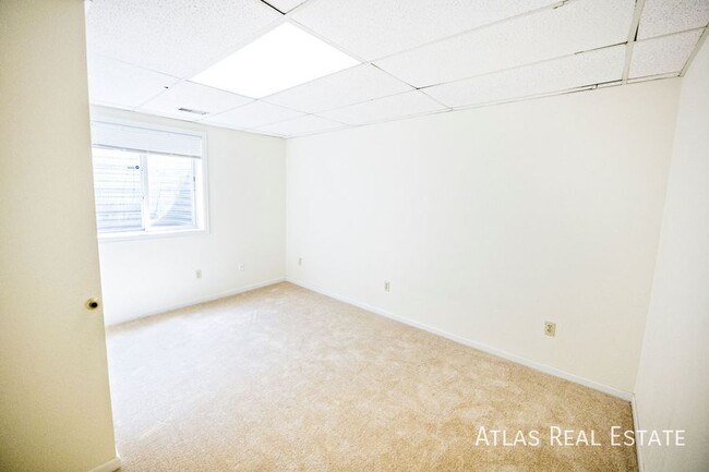 Building Photo - Spacious 2 bedroom in Berkely Just Minutes...