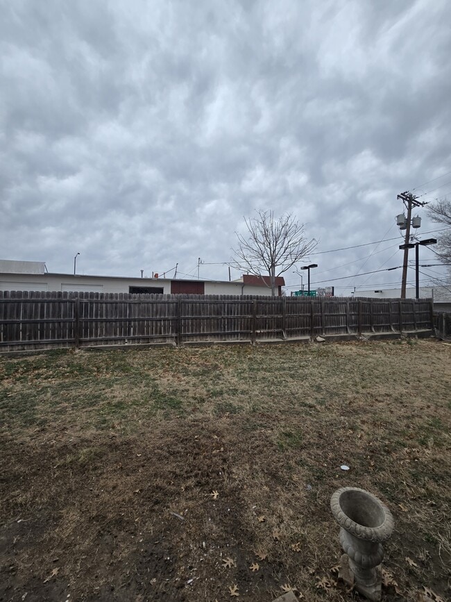 Building Photo - 522 S Glendale St