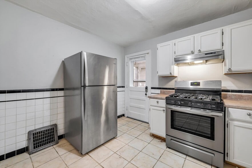 Building Photo - 7120 Roslyn Dr