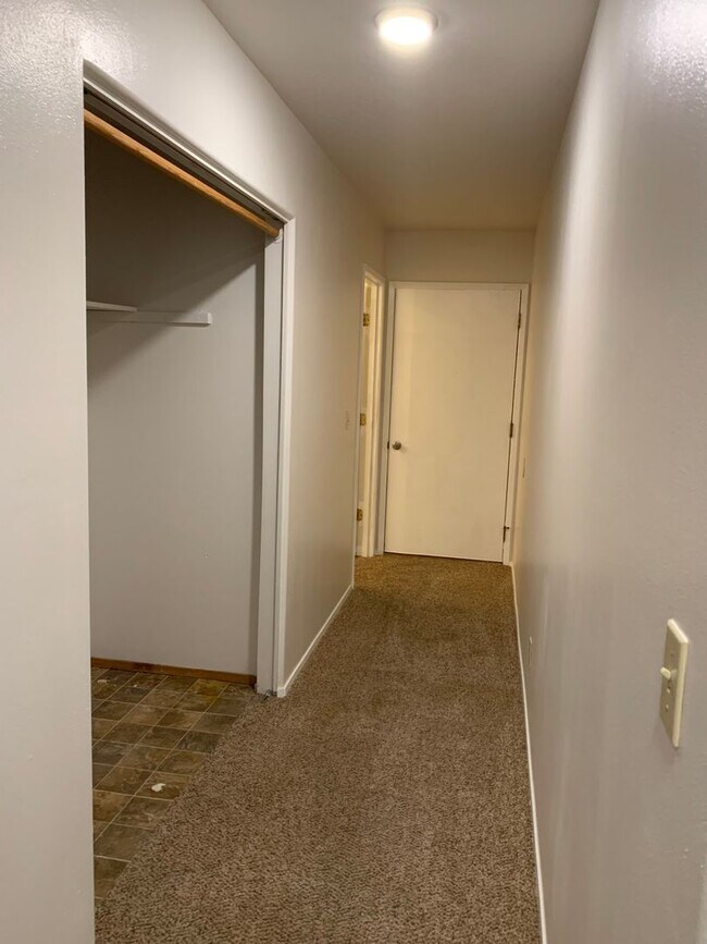 Building Photo - Great Duplex in SW Redmond