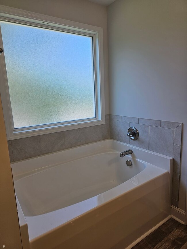 Building Photo - NEW LISTING!!!!