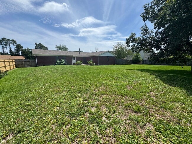 Building Photo - Gulf Breeze - Pineglade - 4 bedroom, 3 bat...