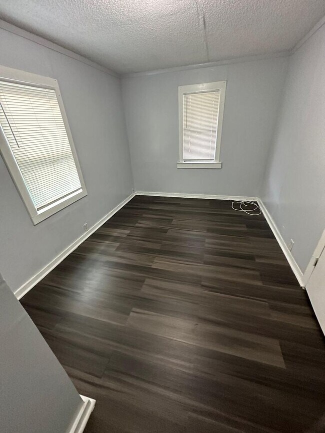 Building Photo - Fully Renovated 2/1 Single Family Available Now!