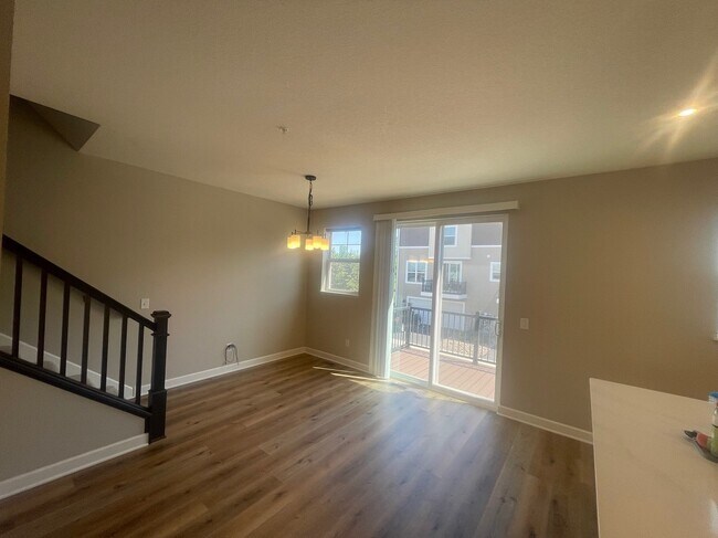 Building Photo - 873 Roselyn Dr