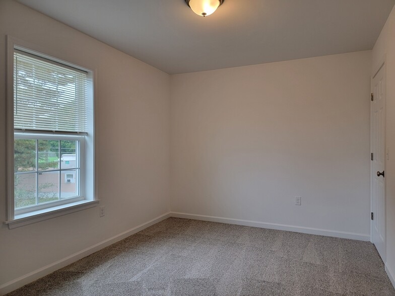 Building Photo - 140 Robert Cir