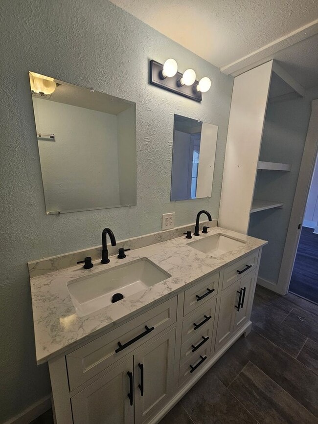 Building Photo - Newly Remodeled 2 Bedroom Home!