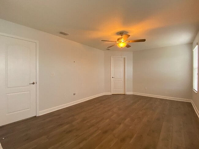 Building Photo - Spacious Waterfront 4BD/2.5BA Single Family Home in Orlando FL!