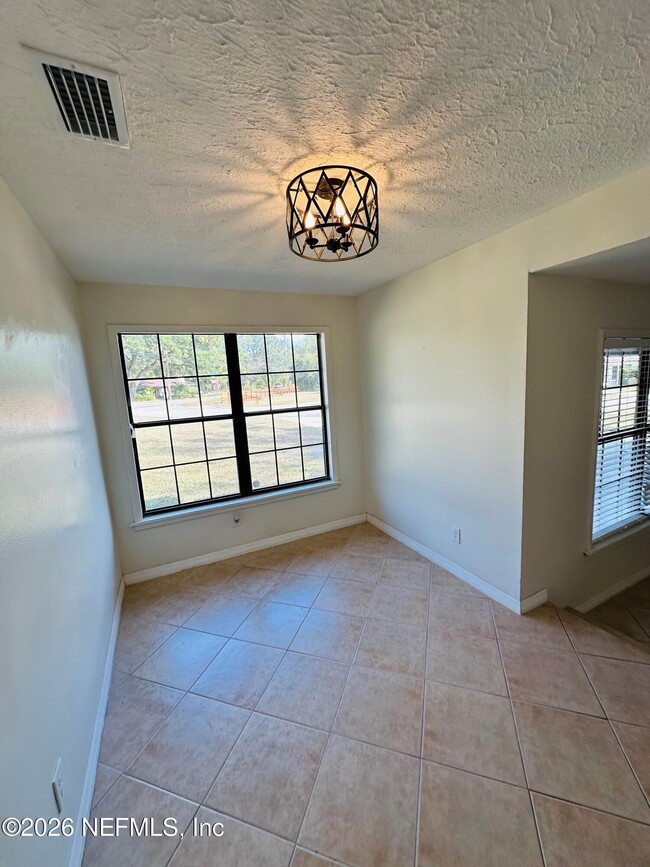 Building Photo - 1904 Delaroche Dr W