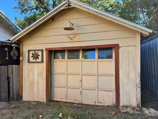 Building Photo - 704 Reagan St