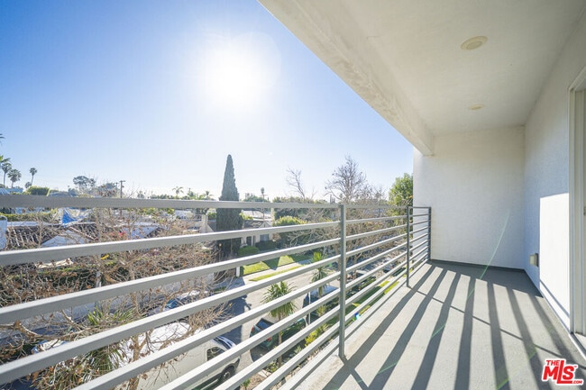 Building Photo - 1107 Carmona Ave