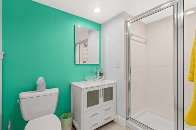 Building Photo - 5 Westgate Ln