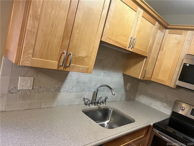 Building Photo - 7 Seir Hill Rd