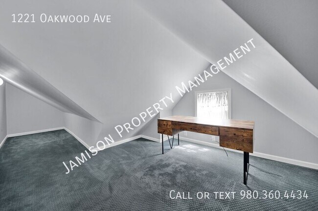 Building Photo - 1221 Oakwood Ave