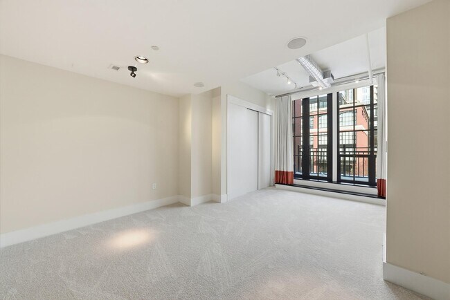 Building Photo - 1615 N Queen St