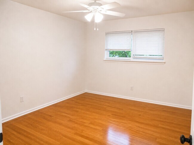 Building Photo - 12913 Trail Hollow Dr