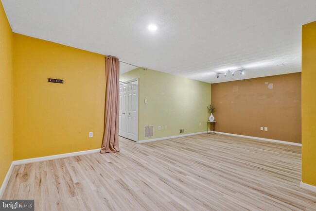 Building Photo - 4638 Luxberry Dr