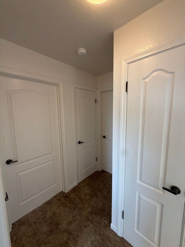 Building Photo - 332 E Romie Ln