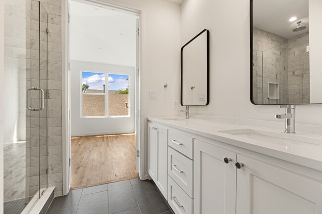 Building Photo - Newer 2 bedroom townhome in Lakewood with yard and office!