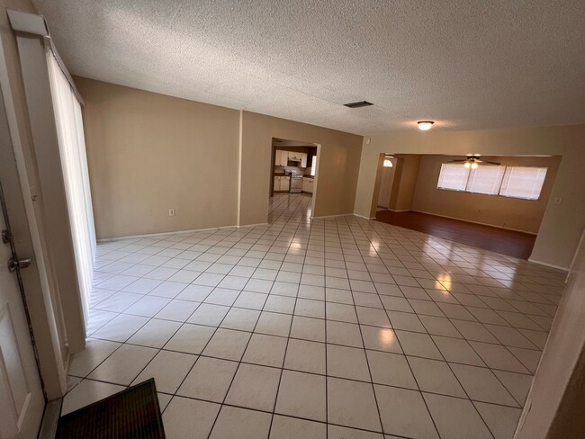 Building Photo - 3/2 Single Family Home in Miramar- Ready f...