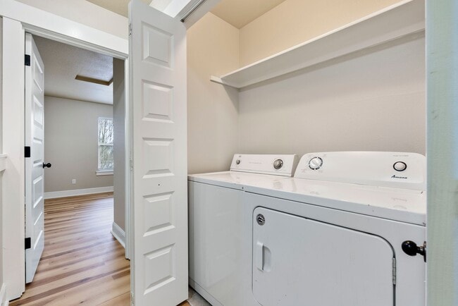 Building Photo - 3BR/2.5 Bath Townhome