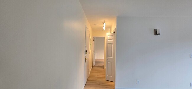 Building Photo - Everything is new! Harvard Sq! Walk to T! Large 1bd with balcony! Parking included!