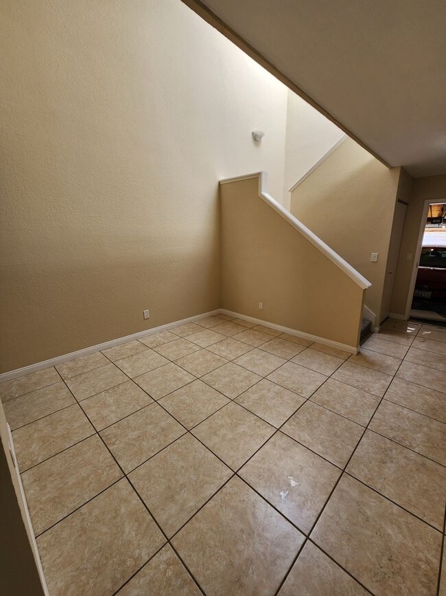 Building Photo - 4 BD/2.5 BA Two Story Townhouse in Timberlane HOA