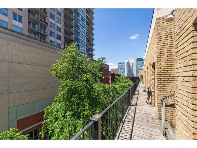 Building Photo - 609 S 9th St