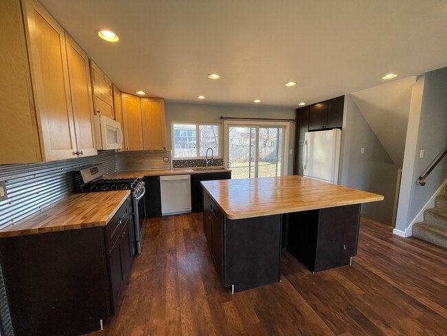 Building Photo - 144 Monterey Dr