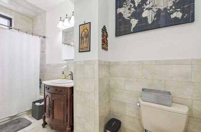 Building Photo - 96 Bowers St