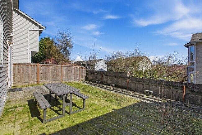 Building Photo - Silver Lake Home Available now