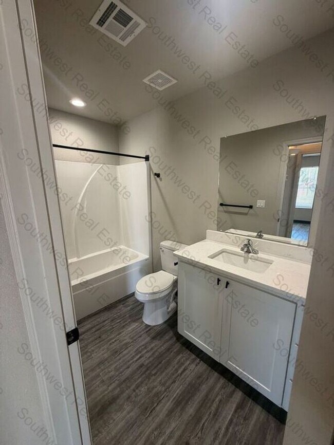 Building Photo - Modern 2 Bed 2 Bath apartment