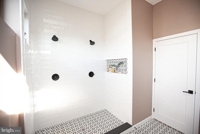 Building Photo - 2539 Collins St