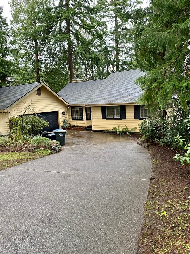 Rambler w attached garage - 840 Cherry Ave NE