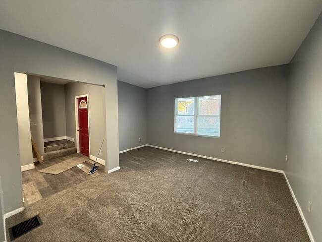 Building Photo - Large 6 Bed Single Family Home in MPLS!