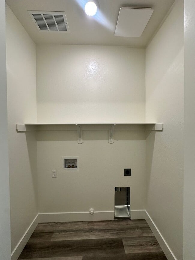Building Photo - NW Visalia Home Coming Soon!