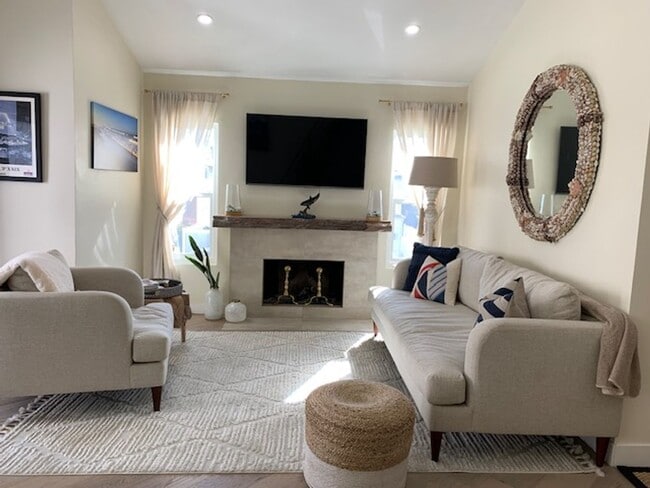 Building Photo - Coastal Living at Its Best | 3 Bed + 2 Bat...