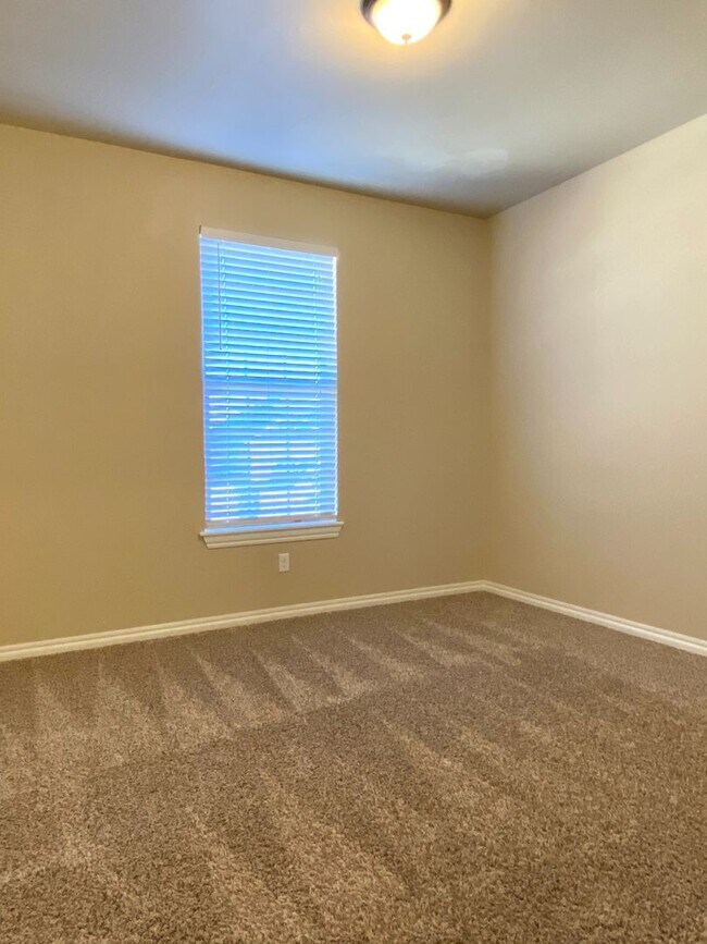 Building Photo - Beautiful 4 Bed, 2 Bath in Deer Creek Schools!