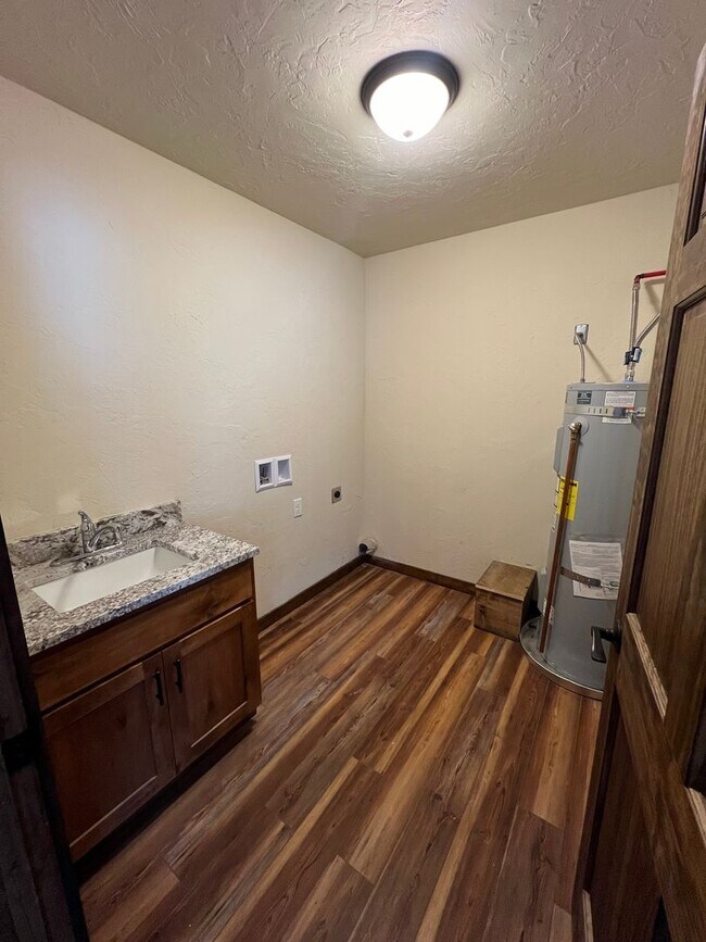 Building Photo - 5584 Windy Ridge Dr