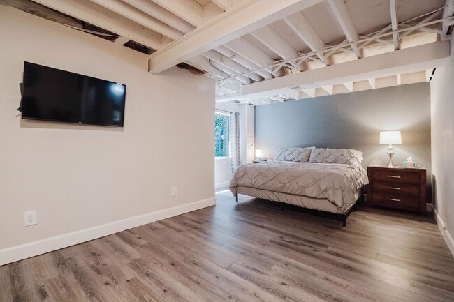 Building Photo - Gorgeous 3 Bed / 4 Bath Townhome in Centen...