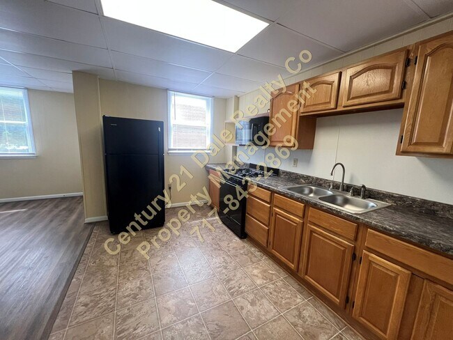 Building Photo - Very Spacious First Floor 2 Bedroom in Dov...