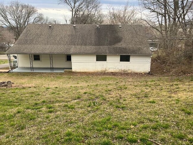 Building Photo - Beautiful 3 Bedroom Home w/yard!