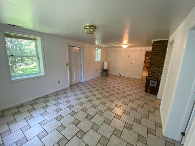 Building Photo - Three Bedroom Two Bathroom Home available in Blacksburg