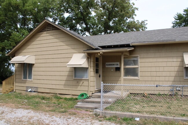 Building Photo - Unique Rental in Grandview with 3 bay gara...