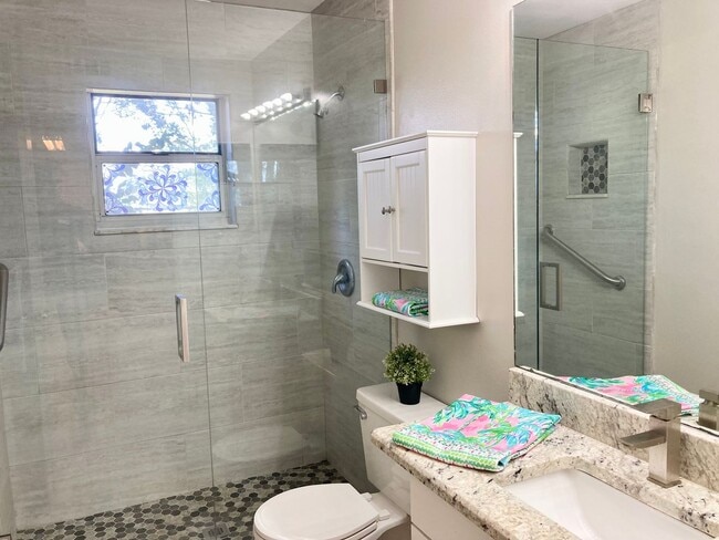Building Photo - 2 bedroom, 2 bath ground level condo with ...