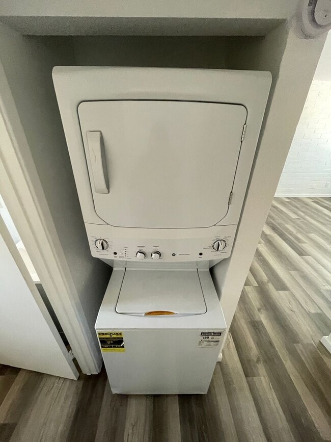 Building Photo - COMING SOON! 2 Bedroom, 1 Bath Apartment i...