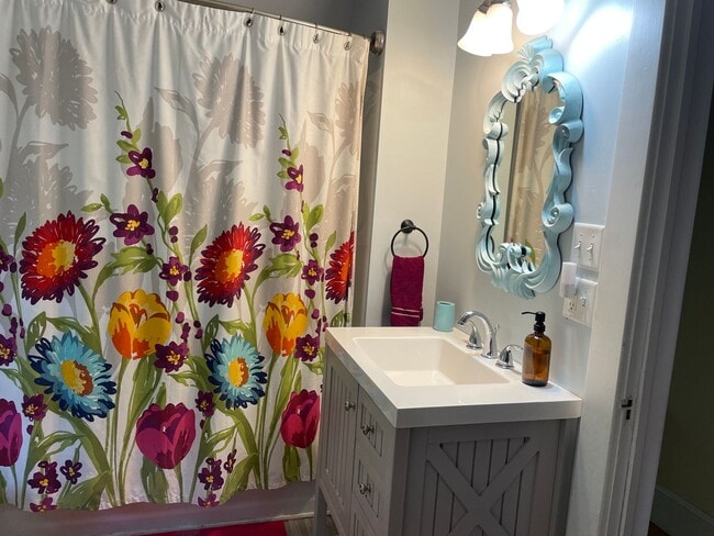 Building Photo - Lovely Tudor Home with convenient in town location