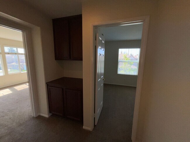 Building Photo - 35884 Crickhowell Ave