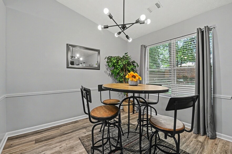 Building Photo - 1541 Clifton Downs Dr SE