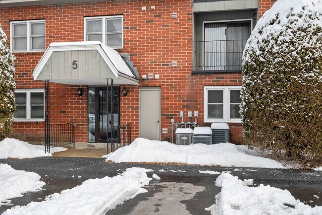 Building Photo - 5 Blackstone Dr