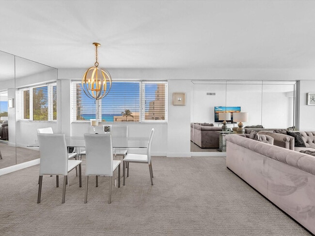 Building Photo - 3000 Holiday Dr